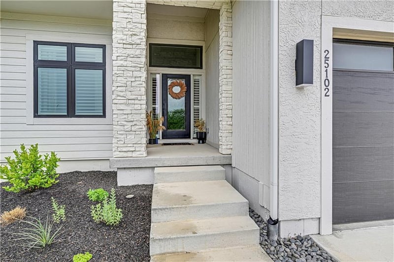 25102 W 98th Pl, Lenexa, KS 66227
