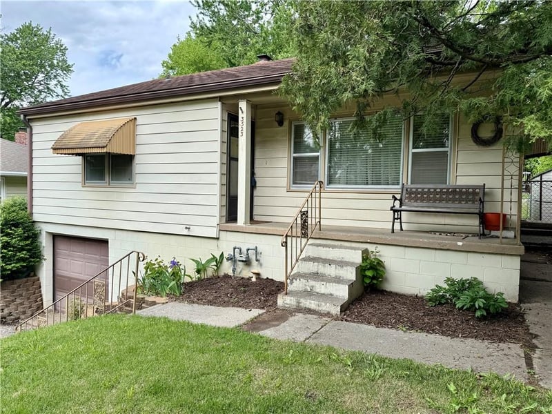 3523 Pacific St, St Joseph, MO 64507