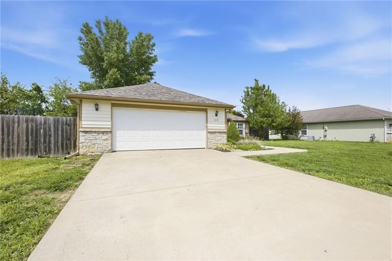 218 Hillside Dr, Baldwin City, KS 66006