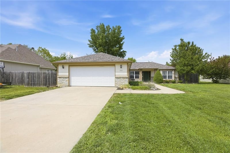 218 Hillside Dr, Baldwin City, KS 66006