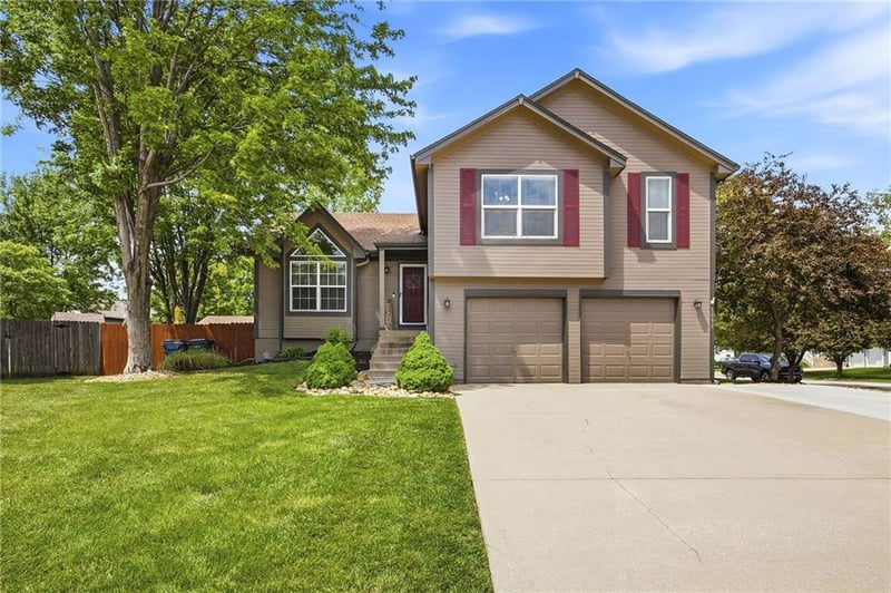 1039 Logan St, Olathe, KS 66061