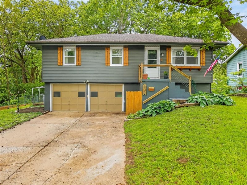825 Pleasant Dr, Lee's Summit, MO 64081
