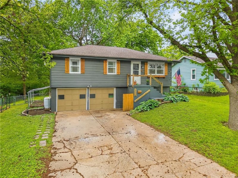 825 Pleasant Dr, Lee's Summit, MO 64081