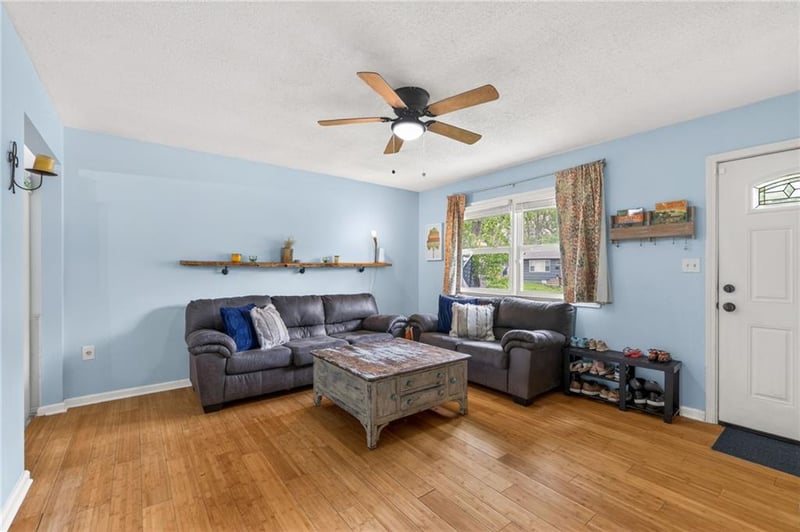 825 Pleasant Dr, Lee's Summit, MO 64081