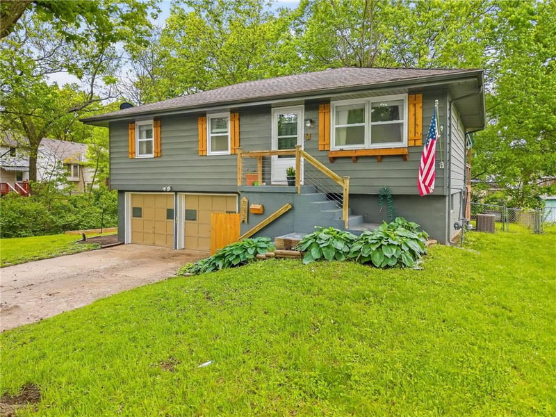 825 Pleasant Dr, Lee's Summit, MO 64081
