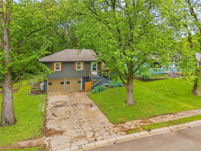 825 Pleasant Dr, Lee's Summit, MO 64081