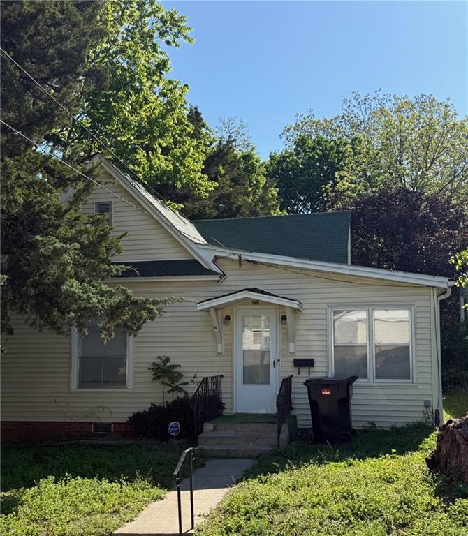 1611 10th St, St Joseph, MO 64501