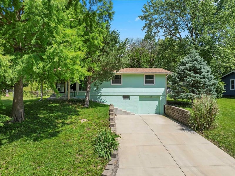 5903 Garfield Ave, Gladstone, MO 64118