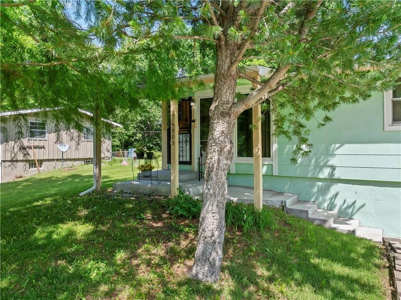 5903 Garfield Ave, Gladstone, MO 64118