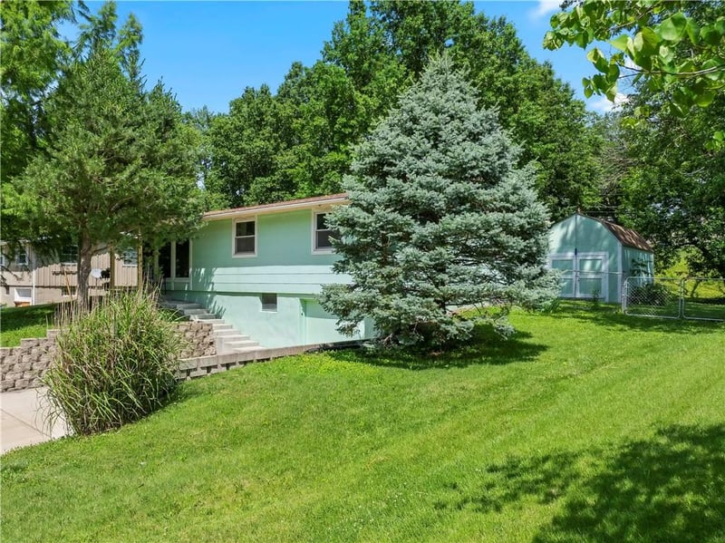5903 Garfield Ave, Gladstone, MO 64118