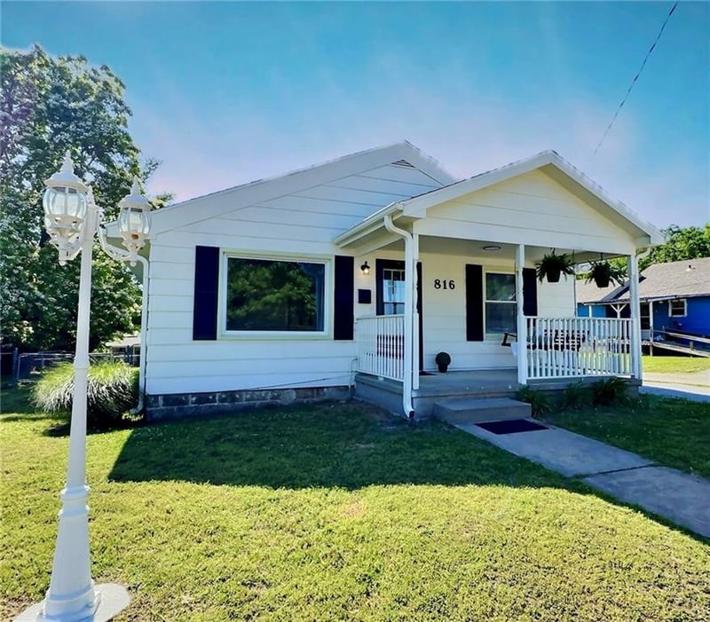 816 S College St, Nevada, MO 64772