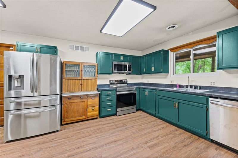 301 13th St, Oak Grove, MO 64075