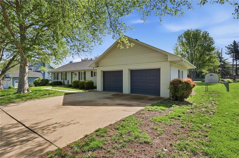 5645 Meadow View Dr, Shawnee, KS 66226