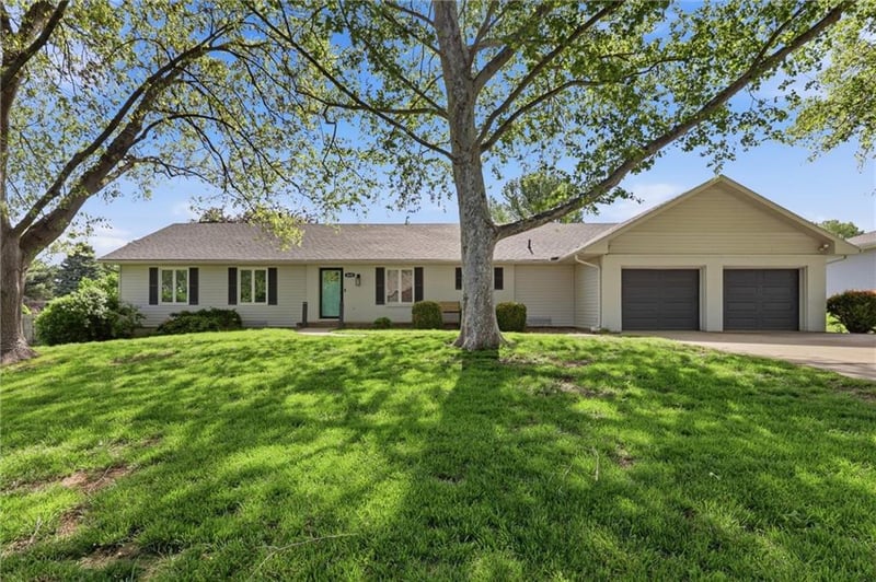 5645 Meadow View Dr, Shawnee, KS 66226