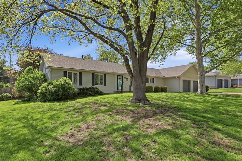 5645 Meadow View Dr, Shawnee, KS 66226