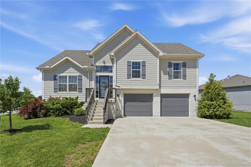 729 Juniper Dr, Blue Springs, MO 64014