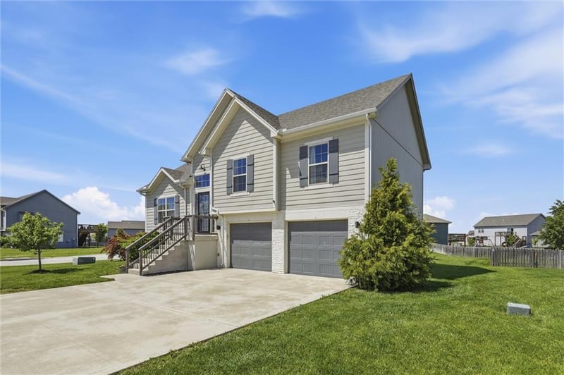 729 Juniper Dr, Blue Springs, MO 64014