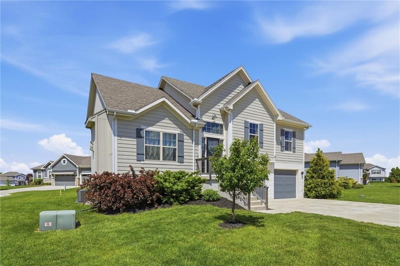 729 Juniper Dr, Blue Springs, MO 64014