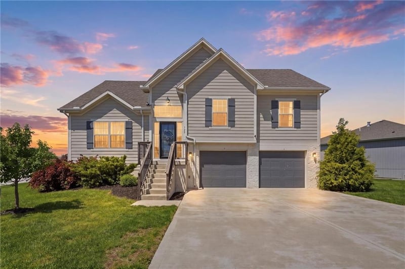 729 Juniper Dr, Blue Springs, MO 64014