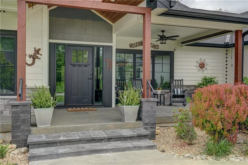 4 Black Hawk Dr, Lake Winnebago, MO 64034