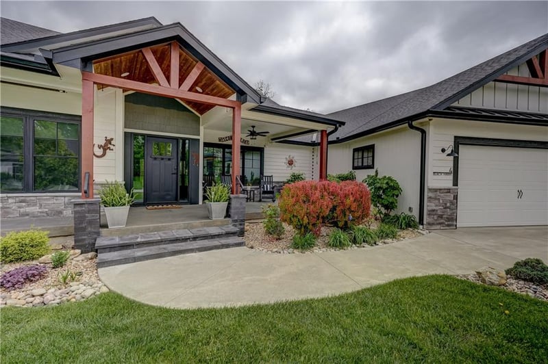 4 Black Hawk Dr, Lake Winnebago, MO 64034