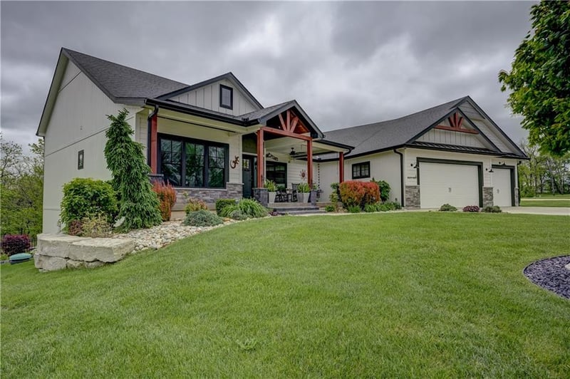 4 Black Hawk Dr, Lake Winnebago, MO 64034