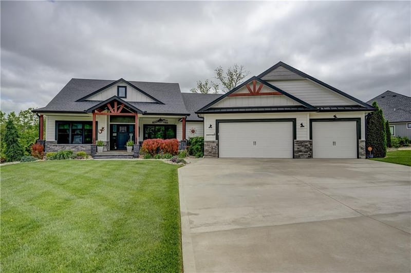 4 Black Hawk Dr, Lake Winnebago, MO 64034