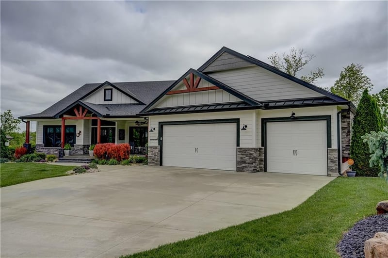 4 Black Hawk Dr, Lake Winnebago, MO 64034