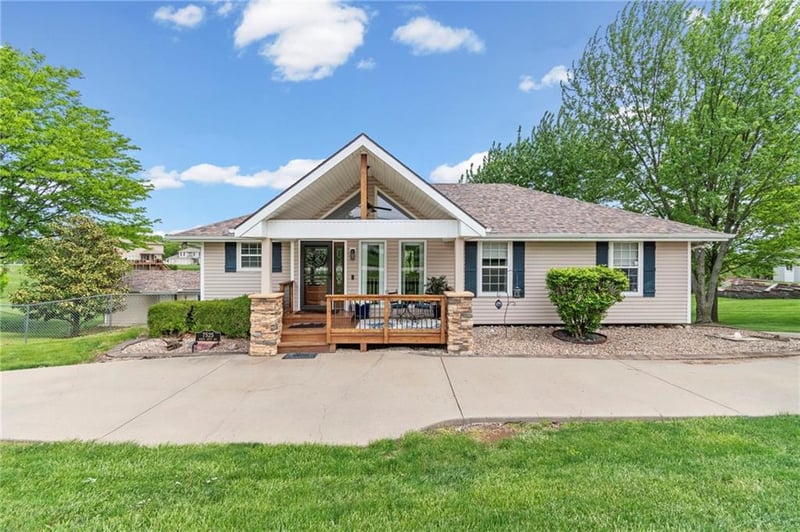 7525 Amity Ave, Parkville, MO 64152