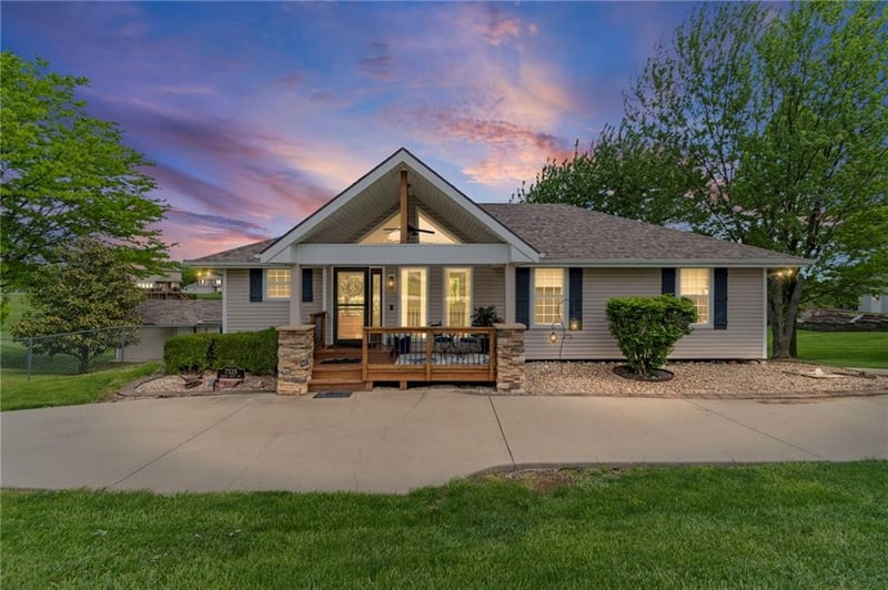 7525 Amity Ave, Parkville, MO 64152