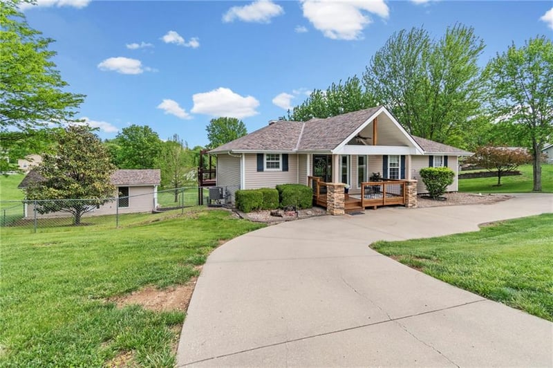 7525 Amity Ave, Parkville, MO 64152