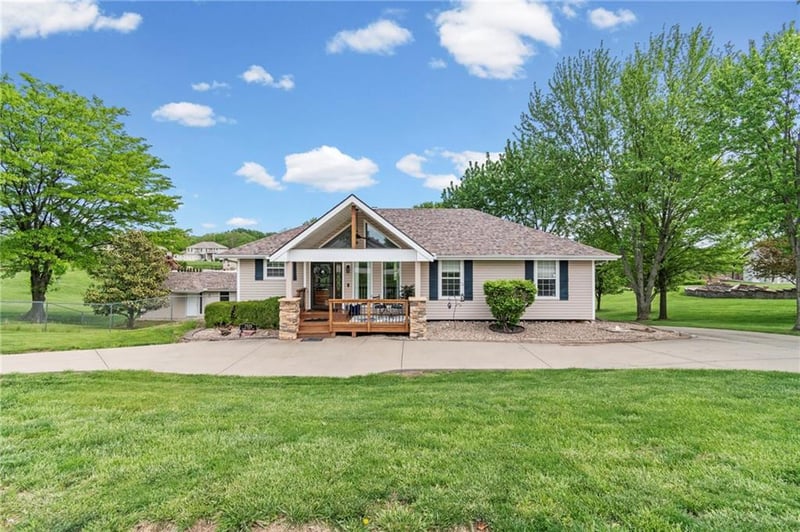7525 Amity Ave, Parkville, MO 64152