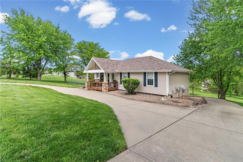 7525 Amity Ave, Parkville, MO 64152