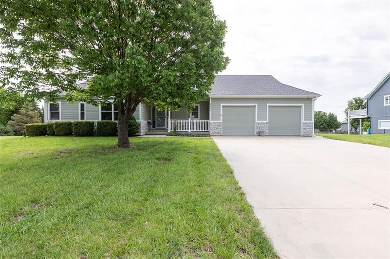8601 Timber Trails Dr, De Soto, KS 66018