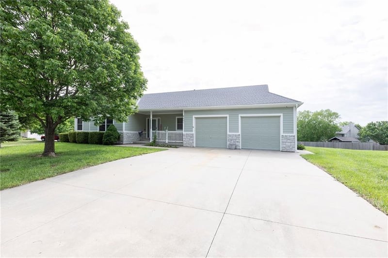 8601 Timber Trails Dr, De Soto, KS 66018