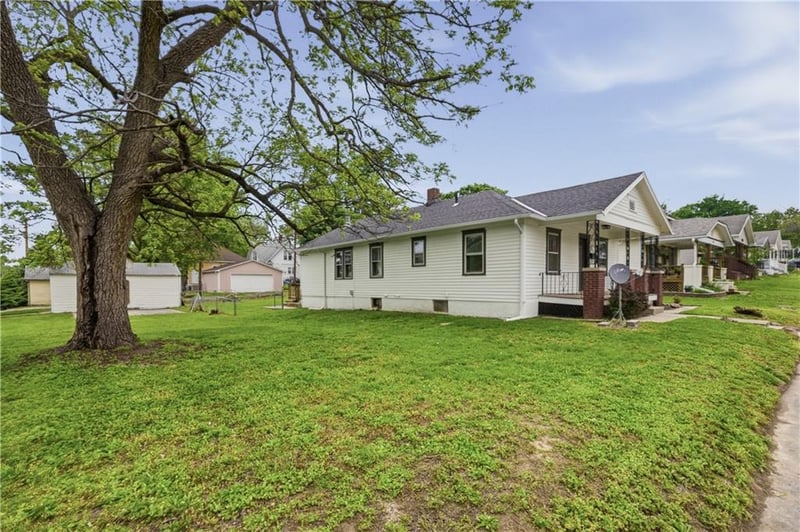2407 Seneca St, St Joseph, MO 64507