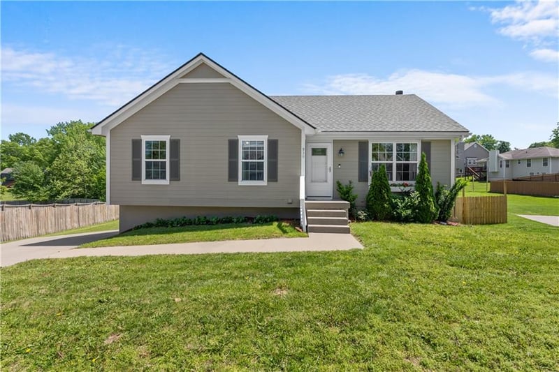 930 Kingscross Rd, Blue Springs, MO 64014