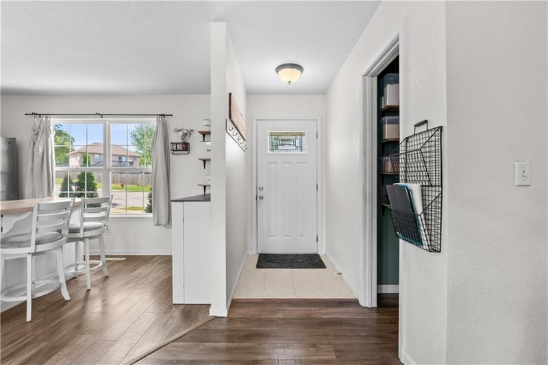 930 Kingscross Rd, Blue Springs, MO 64014
