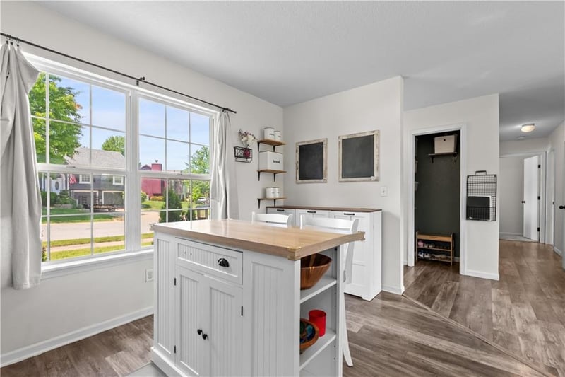 930 Kingscross Rd, Blue Springs, MO 64014