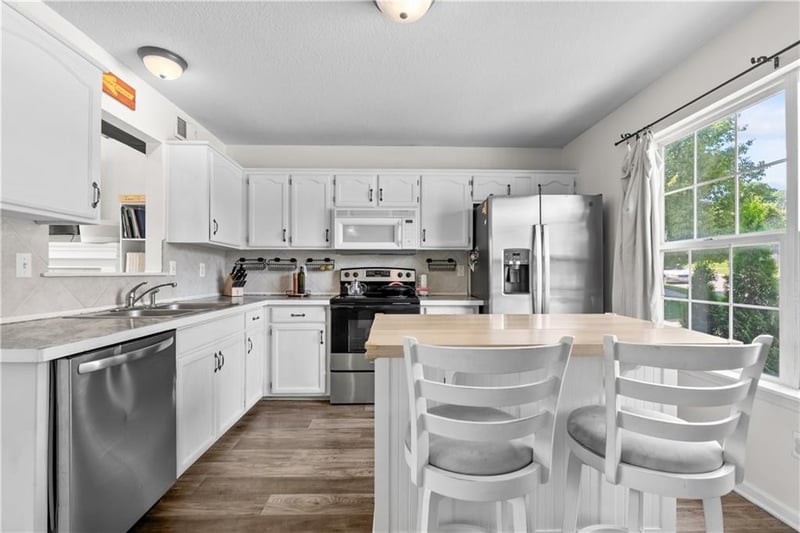 930 Kingscross Rd, Blue Springs, MO 64014
