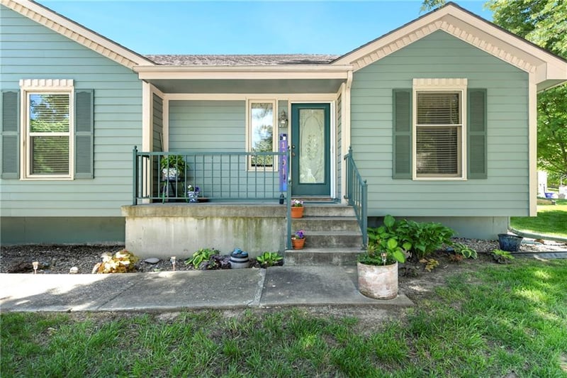 1401 Bronze Dr, Lee's Summit, MO 64086