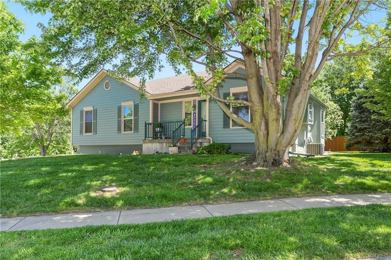 1401 Bronze Dr, Lee's Summit, MO 64086