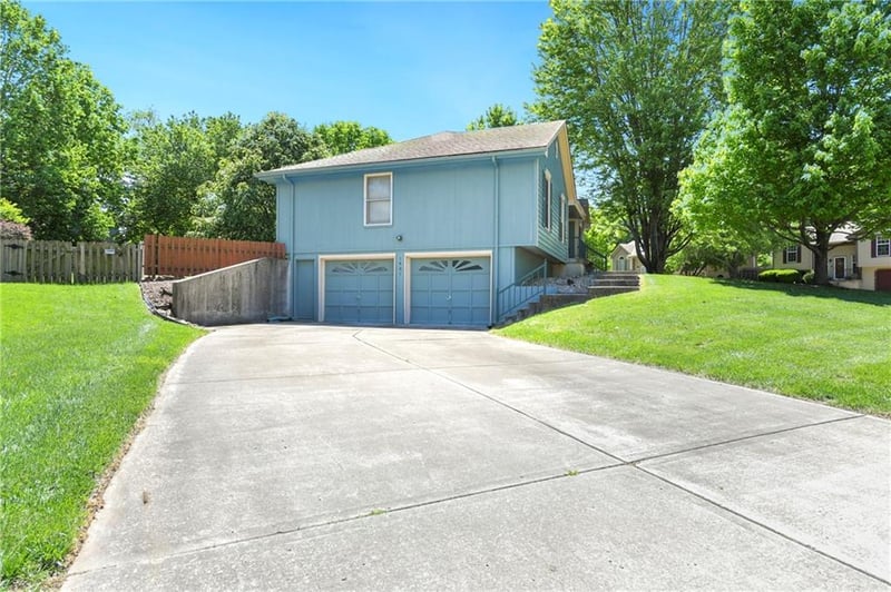1401 Bronze Dr, Lee's Summit, MO 64086