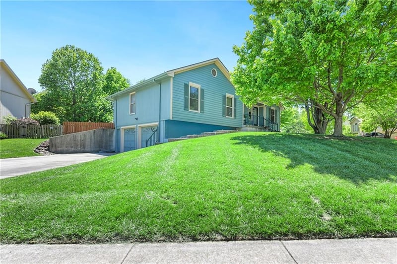 1401 Bronze Dr, Lee's Summit, MO 64086