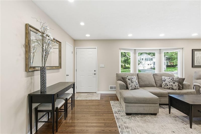 8839 Newton Dr, Overland Park, KS 66212