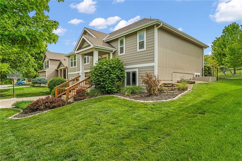 142 Aspen Ln, Lawrence, KS 66049