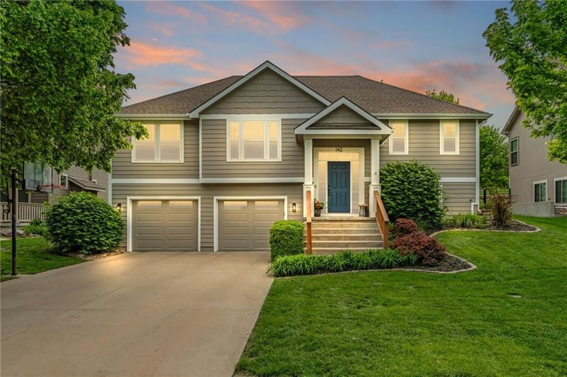 142 Aspen Ln, Lawrence, KS 66049