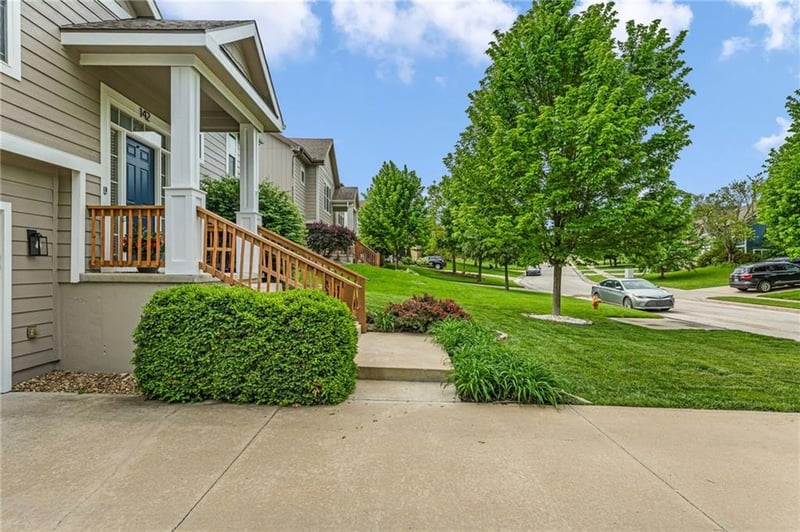 142 Aspen Ln, Lawrence, KS 66049