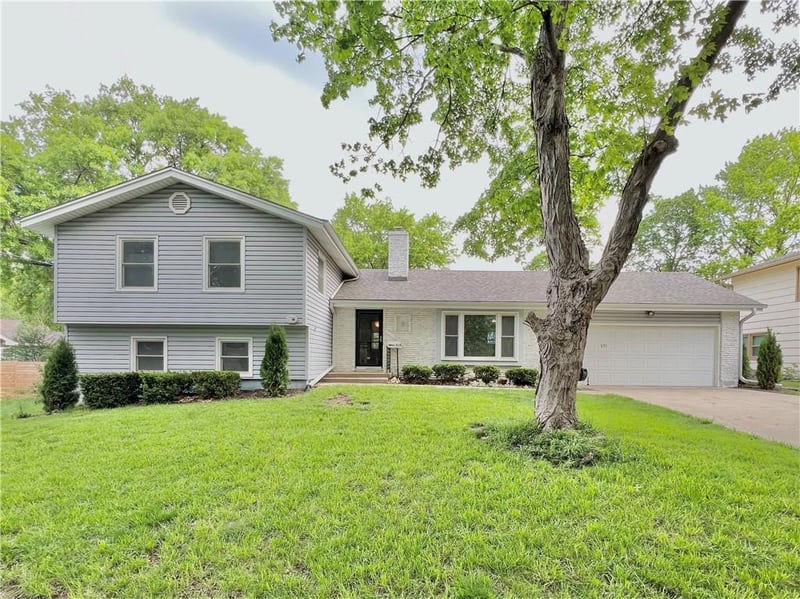 510 Country Lane Ter, Kansas City, MO 64114
