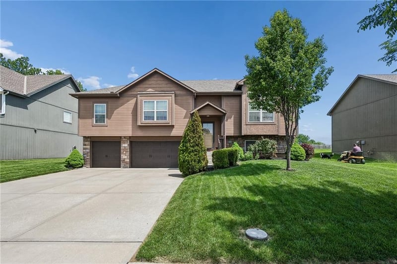 8905 Agnes Ave, Kansas City, MO 64156